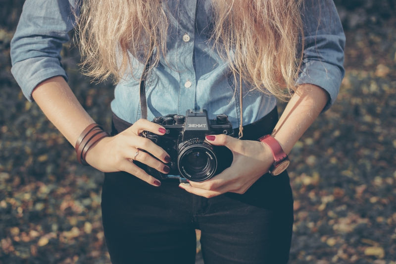 photographe-COURSEGOULES-min_hand-person-girl-woman-camera-photography-614-pxhere.com